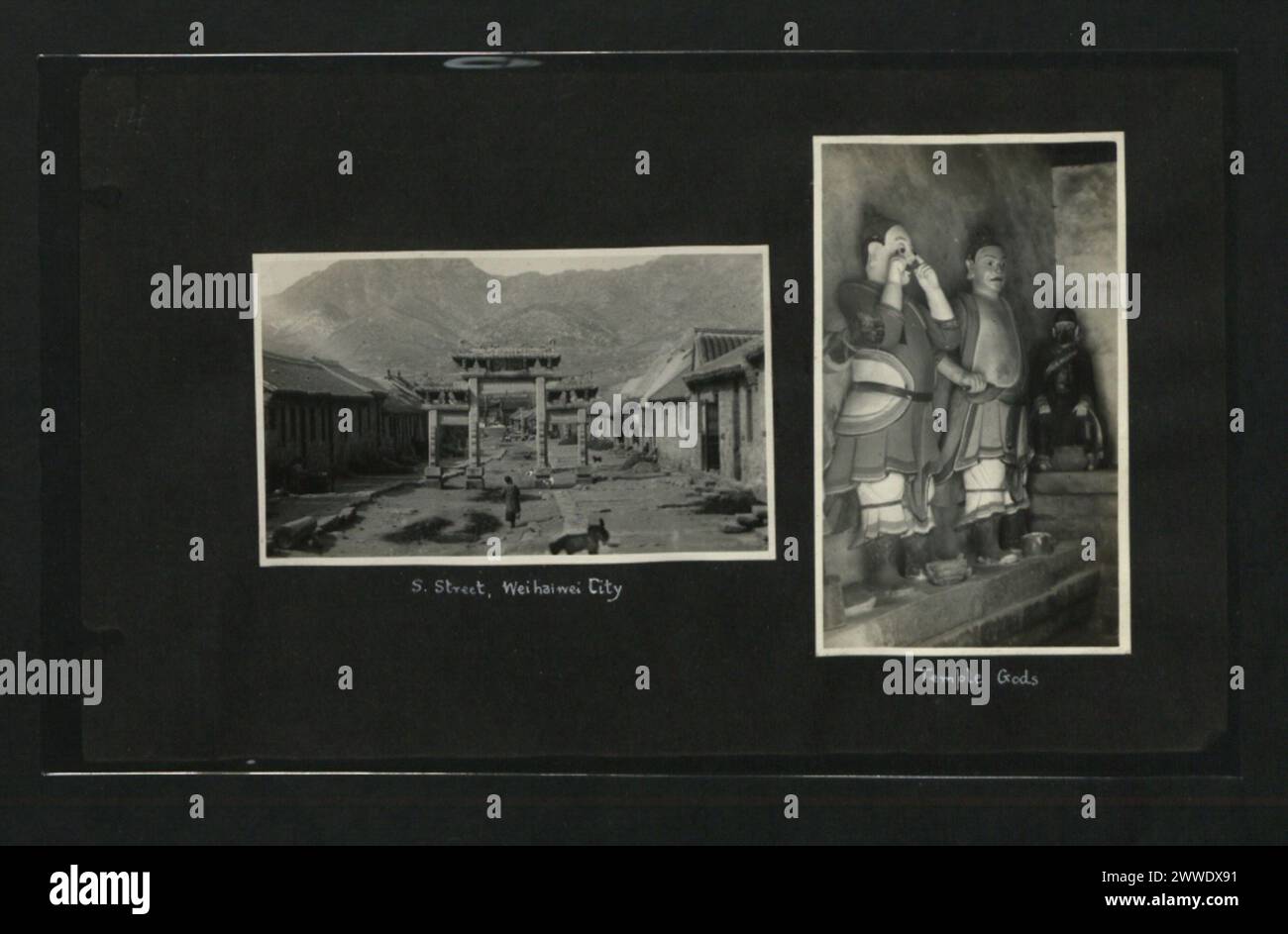 South Street dans la ville de Weihaiwei et un temple dédié aux dieux sont documentés en Chine continentale, montrant le paysage urbain de rue et l'architecture religieuse. Banque D'Images