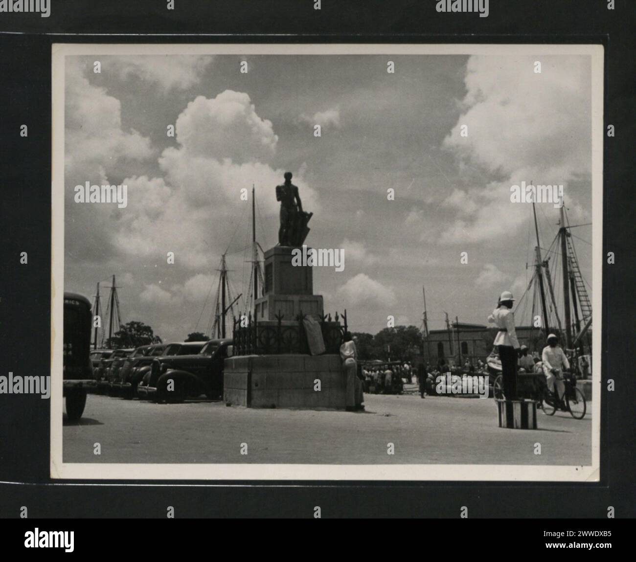Photographie de 1950-1959 montrant la statue de Nelson à Trafalgar Square, Bridgetown, Barbade, représentant le monument et l'environnement urbain environnant. Banque D'Images