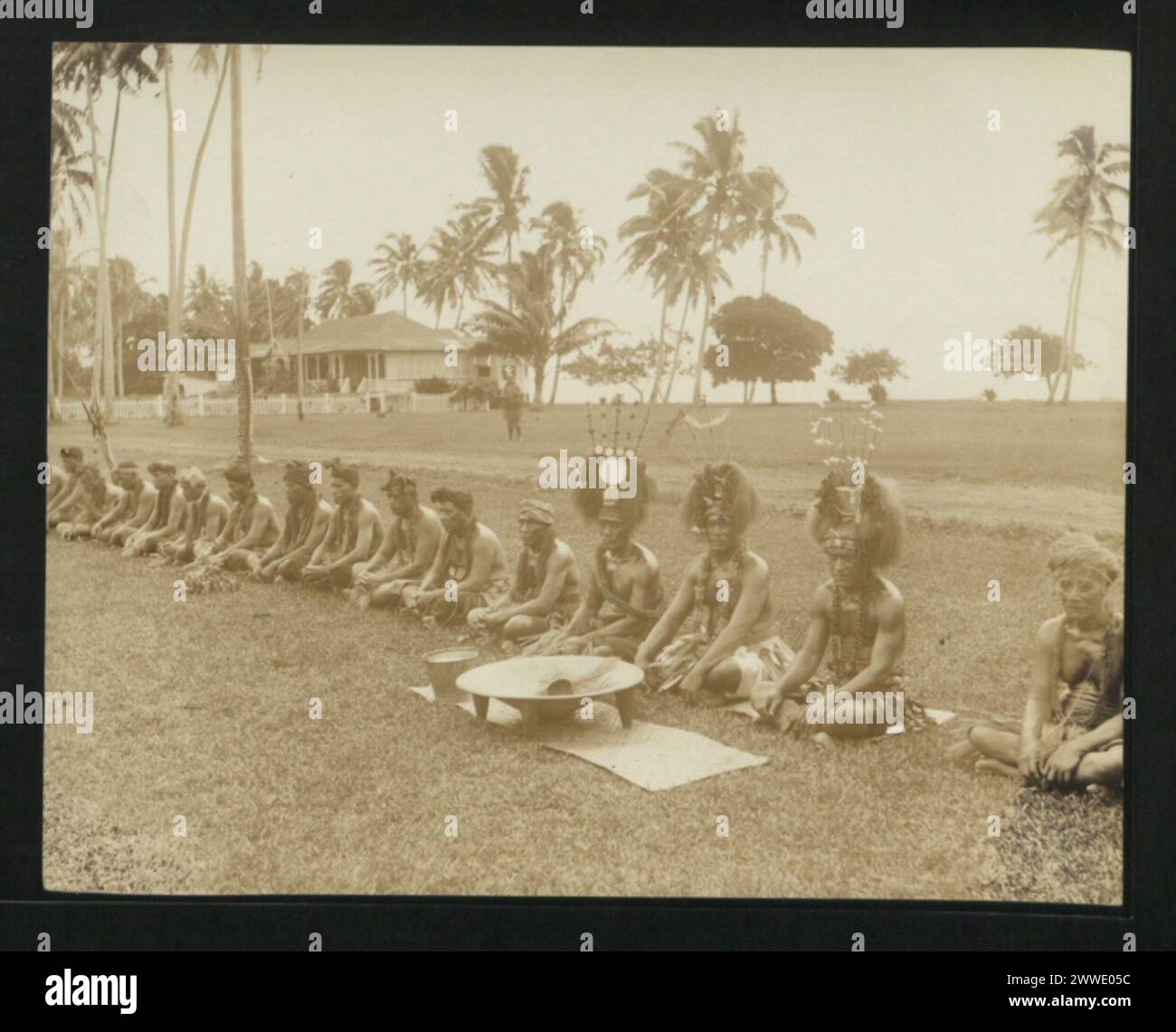 Préparation pour la cérémonie du Kava du Roi à Mulinu'u, Upolu, Apia, Samoa, montrant la configuration de la cérémonie et les participants en tenue traditionnelle. Banque D'Images