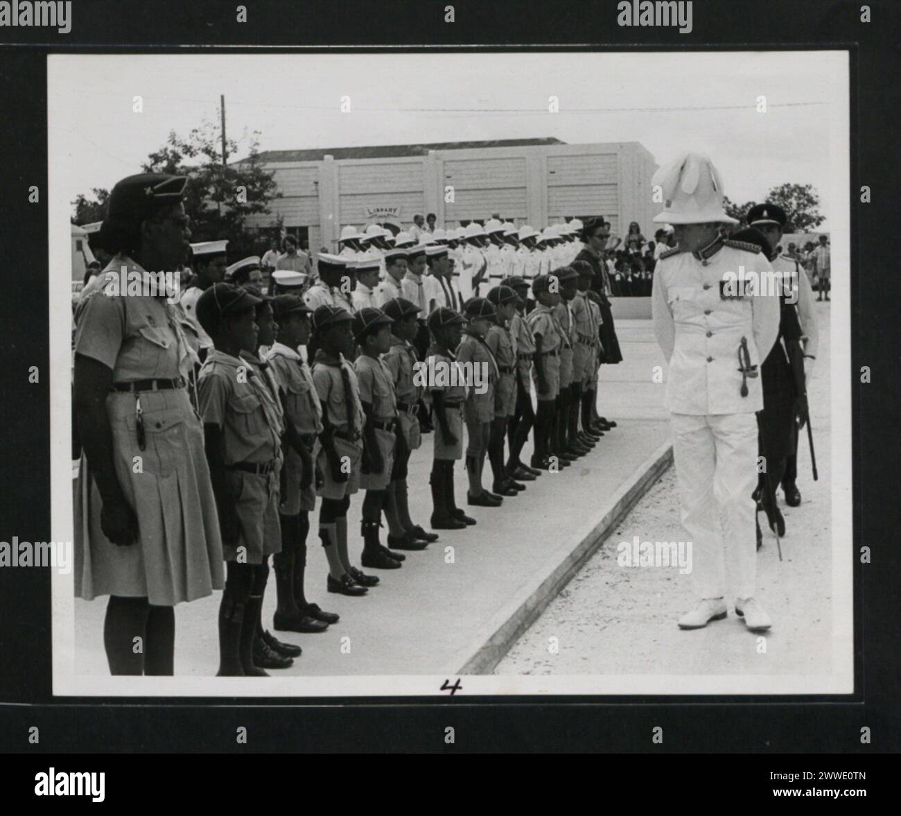 Le gouverneur des îles Caïmans inspecte les scouts Cub lors de la parade de l'anniversaire de la Reine en 1973, montrant la participation de jeunes en uniforme à une cérémonie. Banque D'Images