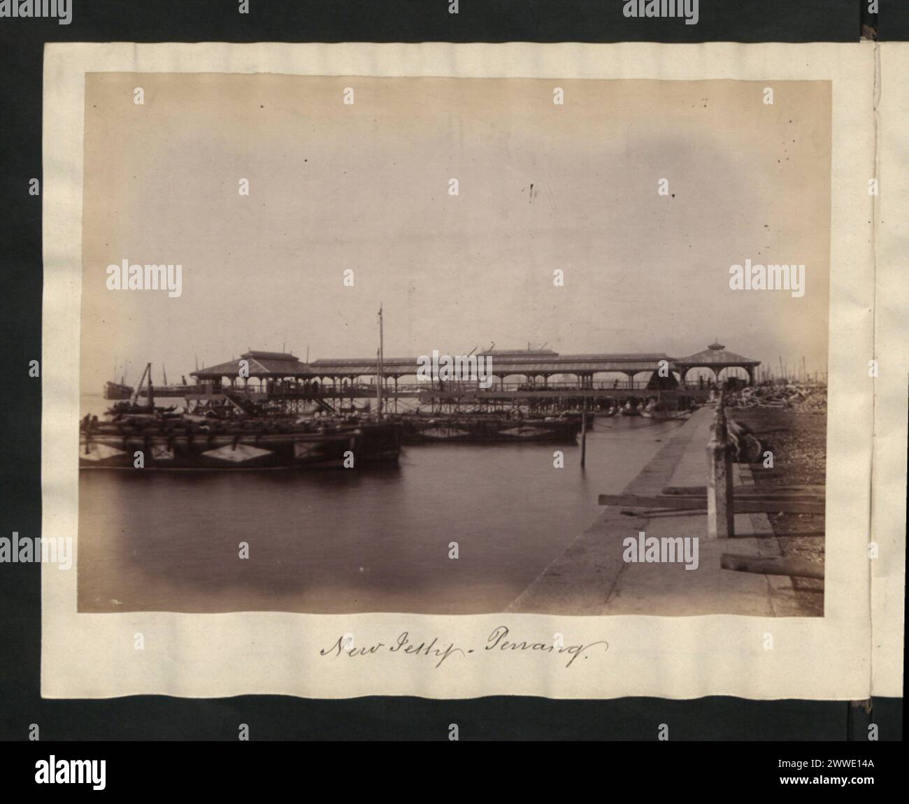 Une jetée nouvellement construite à Penang, en Malaisie, est représentée en 1880-1890, montrant l'infrastructure pour le transport maritime. Banque D'Images
