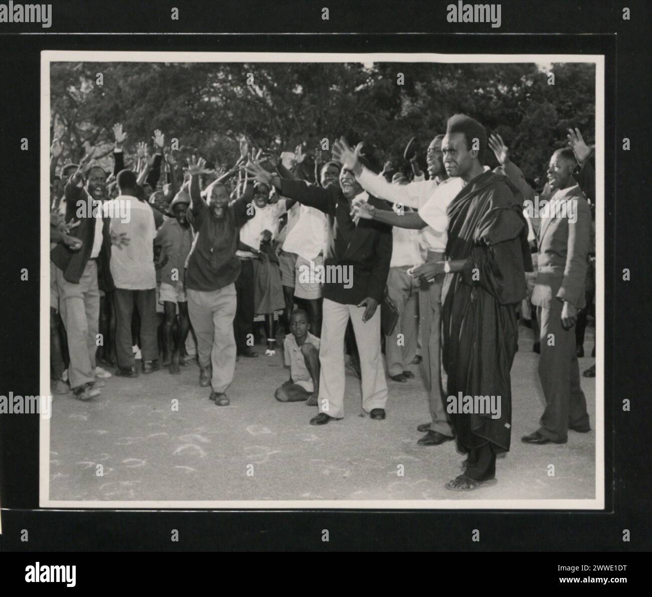Description : Dr Kenneth Kaunda avec des partisans du Parti de l'indépendance nationale unie après une réunion avec Iain Macleod, secrétaire aux colonies, mars 1960. Lieu : Rhodésie du Nord kennethkaunda, afrique Banque D'Images
