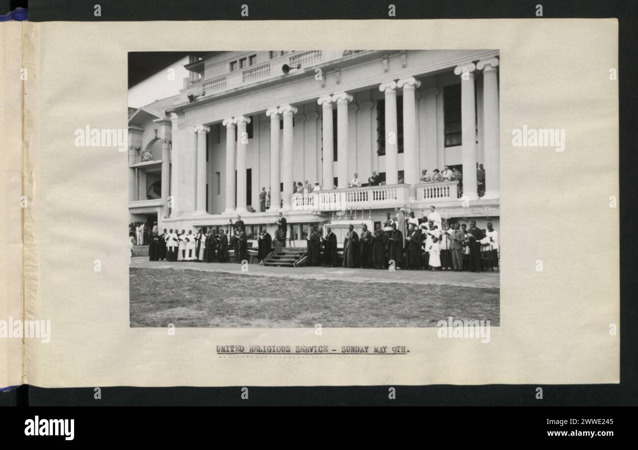 Service religieux Uni tenu le dimanche 9 mai en Afrique, montrant les participants, le clergé, cérémonie, et installations de l'église. Banque D'Images