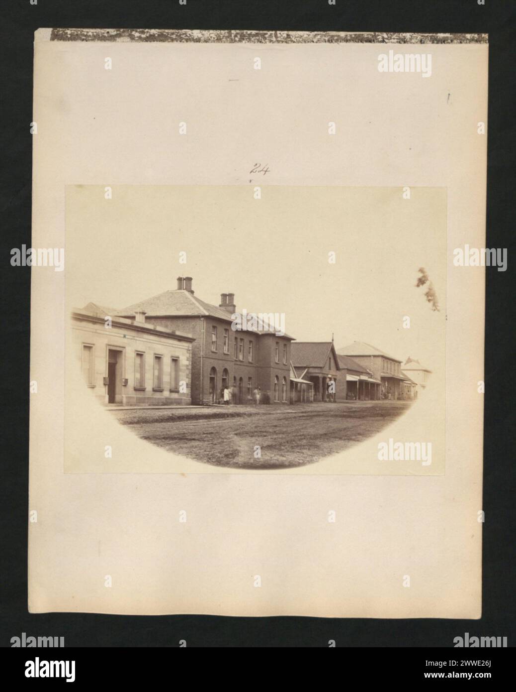 Church Street à Pietermaritzburg, en Afrique du Sud, est une rue centrale avec divers bâtiments et infrastructures urbaines, offrant une vue sur le paysage urbain de la ville. Banque D'Images
