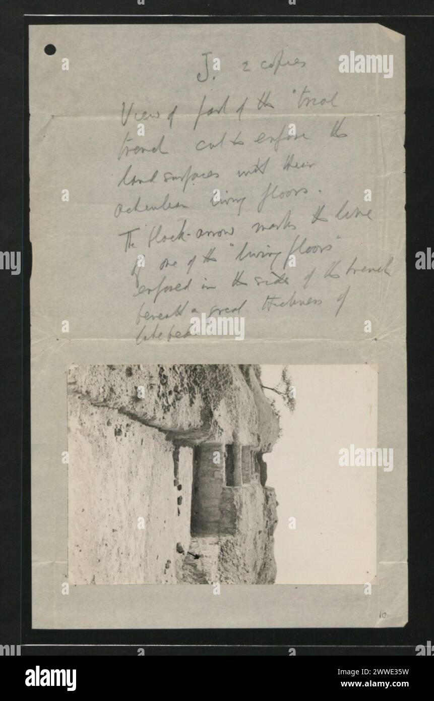 Description : photographies de fouilles archéologiques à Olorgesailie entreprises par les Leakeys dans les années 1940 Vue d'une partie de la tranchée d'essai lieu : Kenya date : 1940 afrique Banque D'Images