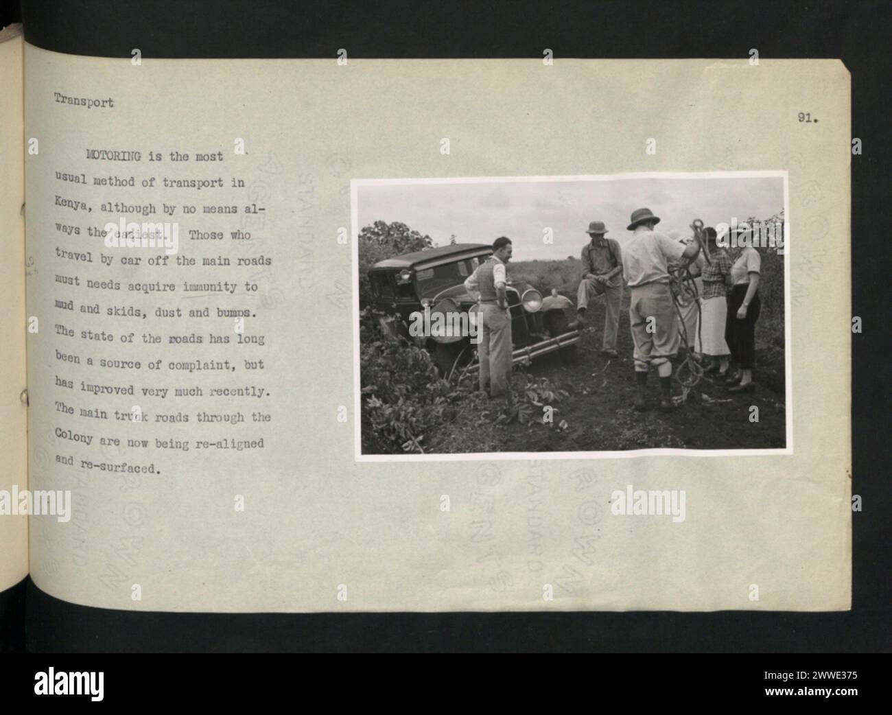 Description : transport. L'automobile est le moyen de transport le plus courant au Kenya, mais en aucun cas toujours le plus facile. Ceux qui voyagent en voiture hors des routes principales doivent acquérir une immunité à la boue et aux dérapages, à la poussière et aux bosses. Localisation : Kenya kenya, colonial, routes, automobile, afrique Banque D'Images