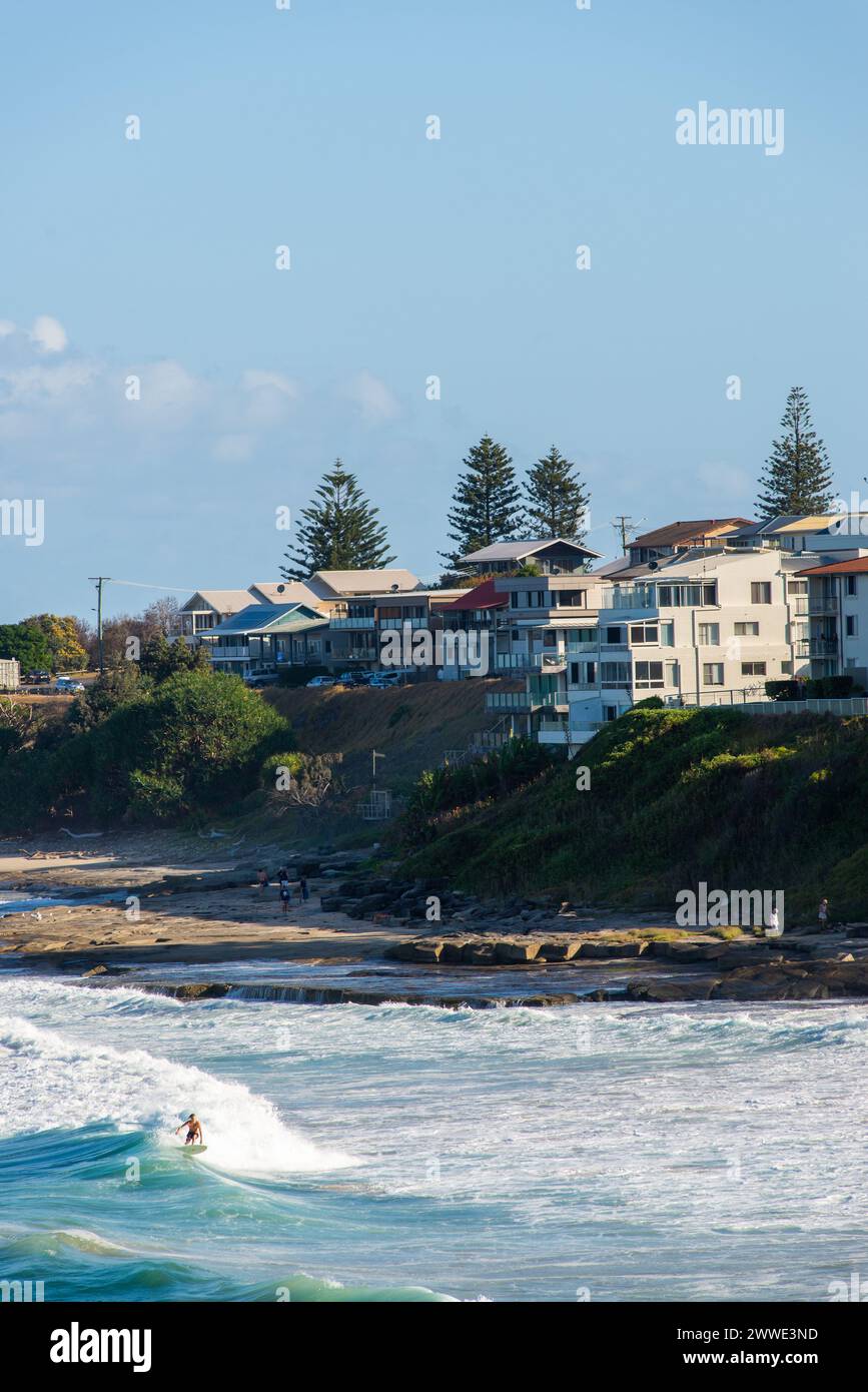 Surfeur Riding Waves, Yamba, NSW, Australie Banque D'Images
