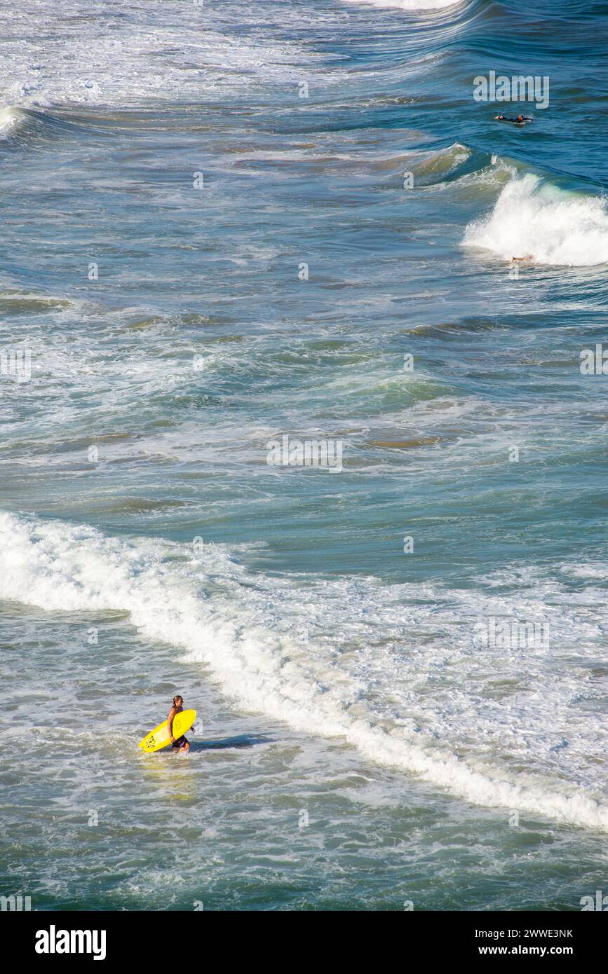 Surfeur Riding Waves, Yamba, NSW, Australie Banque D'Images