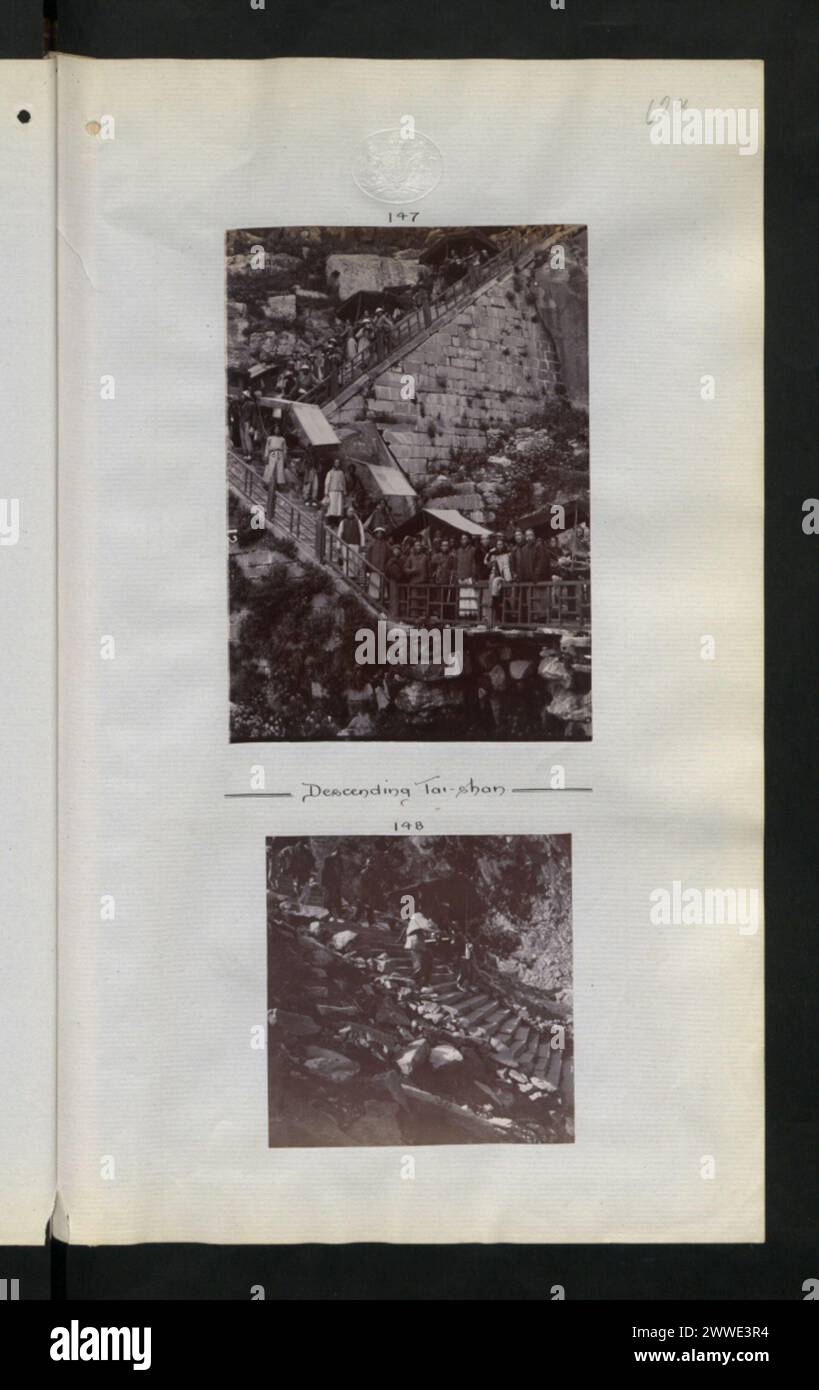 La descente de Tai-Shan en Chine, 1903, montre les visiteurs se déplaçant vers le bas de la montagne, avec les paysages naturels environnants et les temples en vue. Banque D'Images