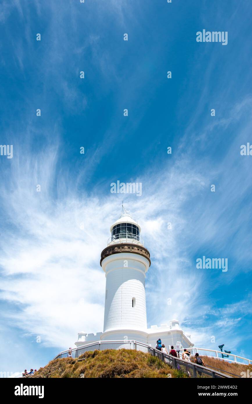 Phare de Cape Byron avec ciel bleu et nuages, Byron Bay, Nouvelle-Galles du Sud, Australie Banque D'Images