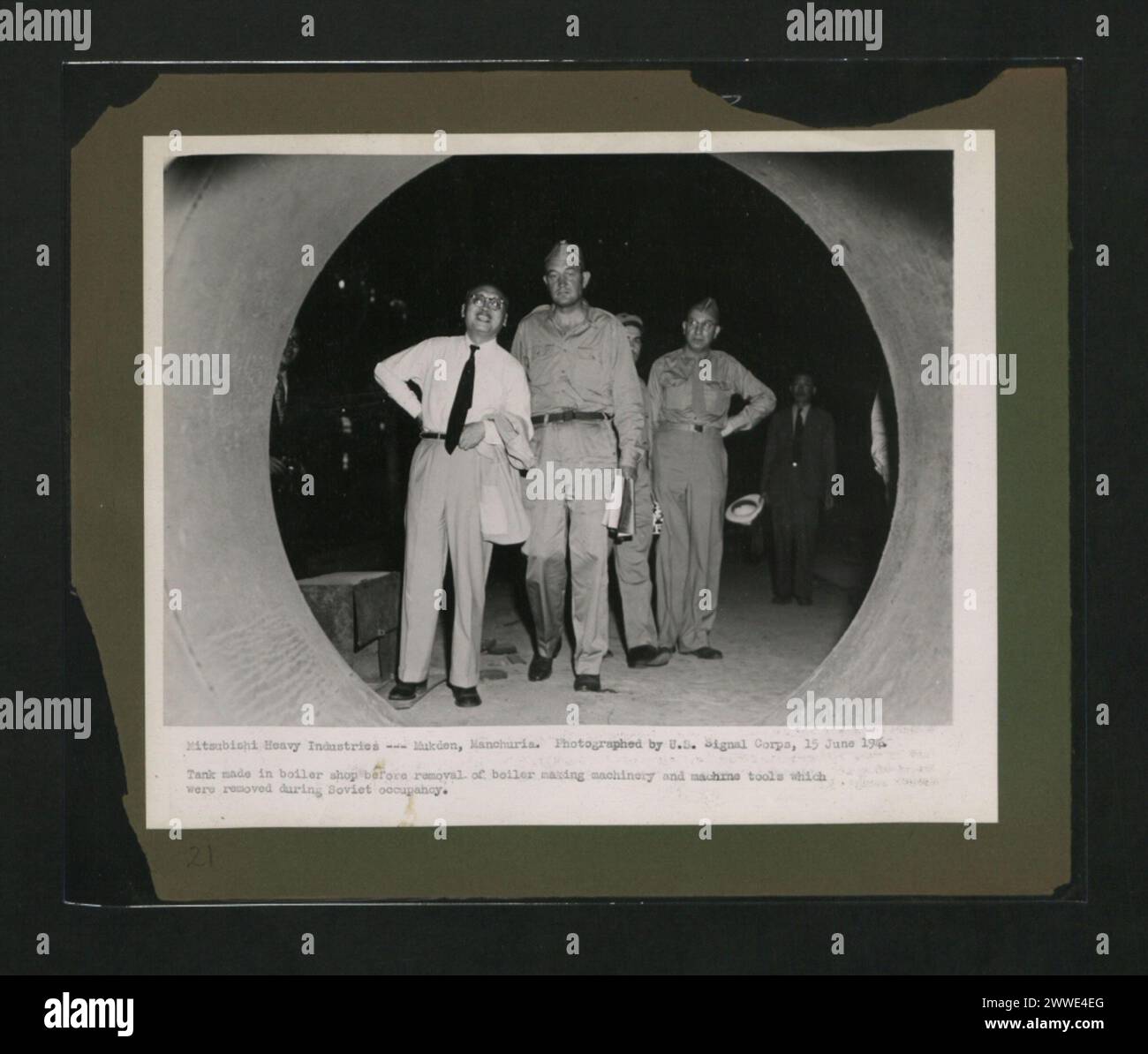 Description : Mitsubishi Heavy Industries - Mukden, Mandchourie. Photographié par U.S. signal corps, 15 juin 1946. Réservoir fait dans l'atelier de chaudière avant l'enlèvement des machines de fabrication de chaudière et des machines-outils qui ont été enlevées pendant l'occupation soviétique. Lieu : Mukden, Chine date : 15 juin 1946 chine, asie, asiathrough alens Banque D'Images