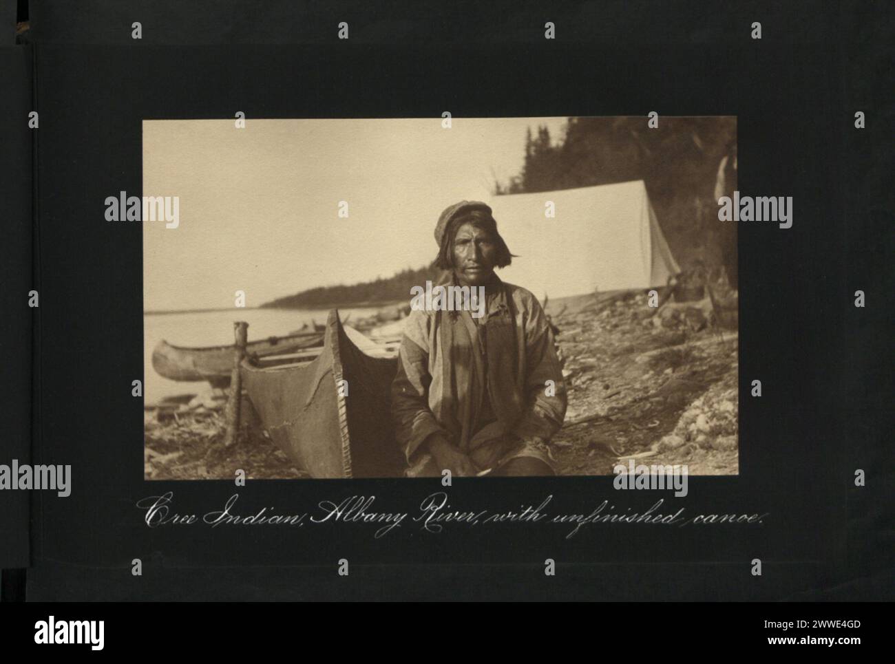 Un cri à Albany River, Ontario, Canada, préparant un canot inachevé en 1913. Banque D'Images