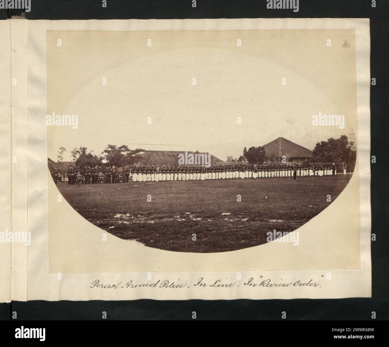 La police armée de Perak est représentée en formation de ligne dans l'ordre de révision en 1880-1890 en Malaisie, reflétant l'organisation militaire coloniale et les pratiques de forage. Banque D'Images