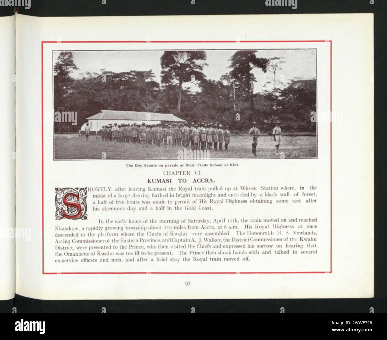 Des scouts défilant à l'école de commerce de Kibi, Ghana, 1925, dans le cadre d'une activité scolaire organisée et d'un programme de formation. Banque D'Images