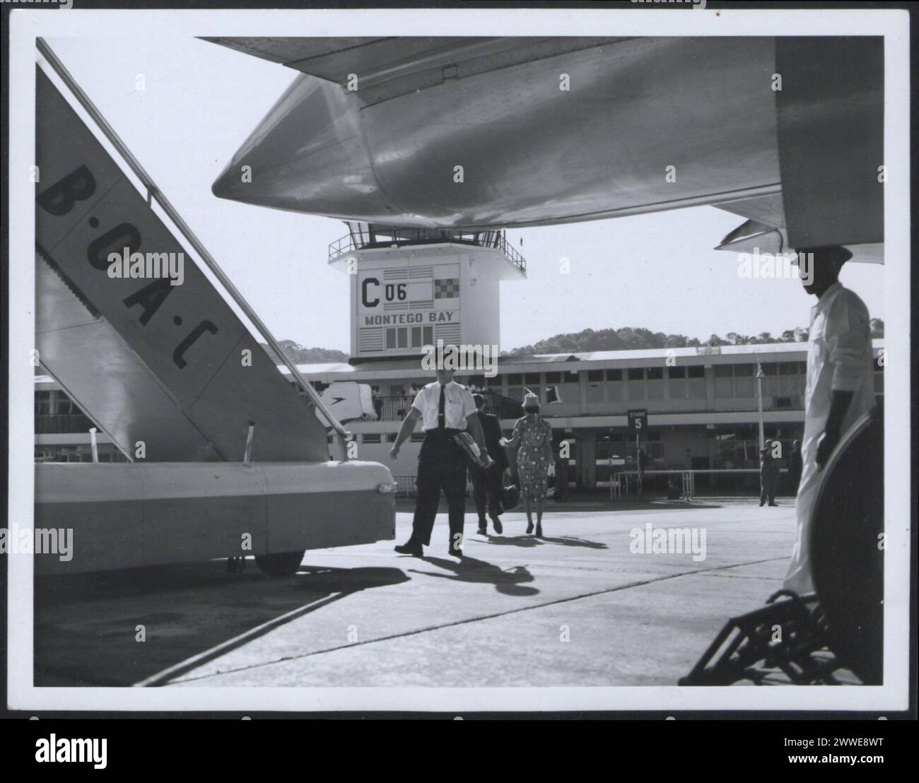 Les visiteurs arrivent à l'aéroport de Montego Bay en Jamaïque en avril 1961, montrant le terminal, les avions et l'activité des passagers à l'aéroport. Banque D'Images