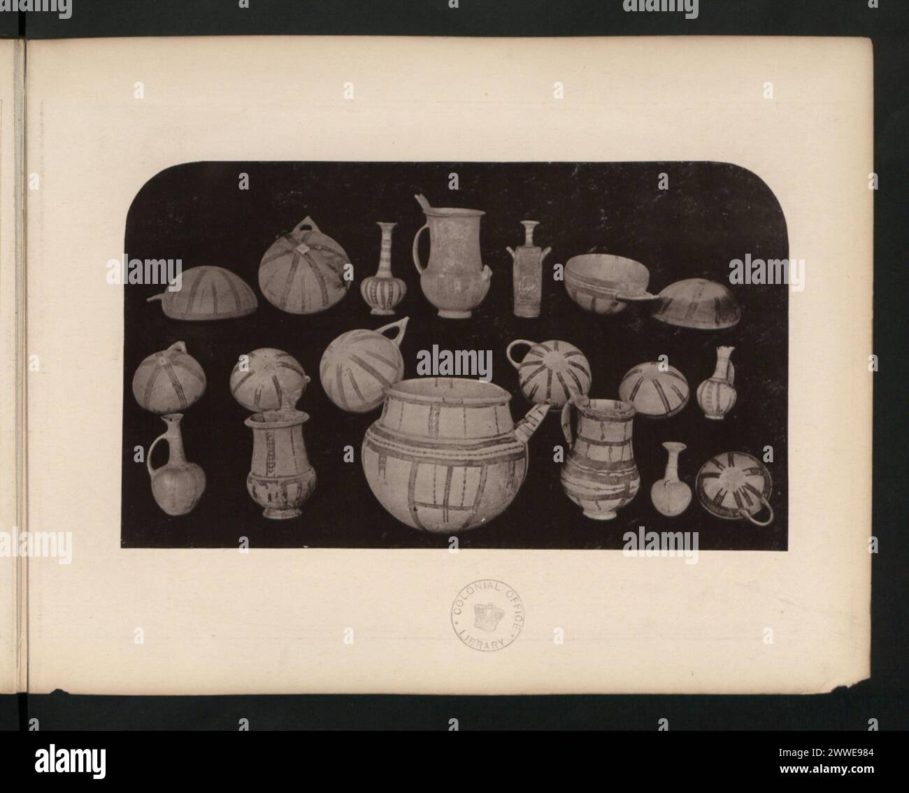 Un document historique des collections archéologiques chypriotes de 1876 à 1942 qui capturent les diverses influences méditerranéennes et la culture matérielle de l'île. Banque D'Images