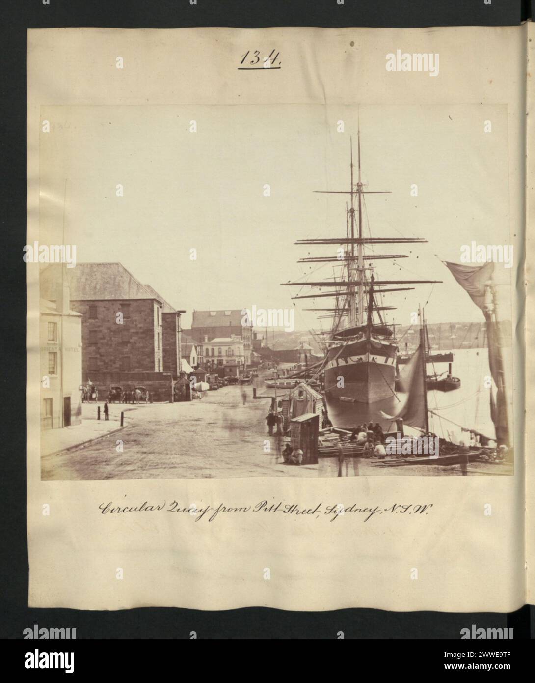 Vue de Circular Quay depuis Pitt Street à Sydney, montrant les quais, les bâtiments riverains et les navires en 1870. Banque D'Images