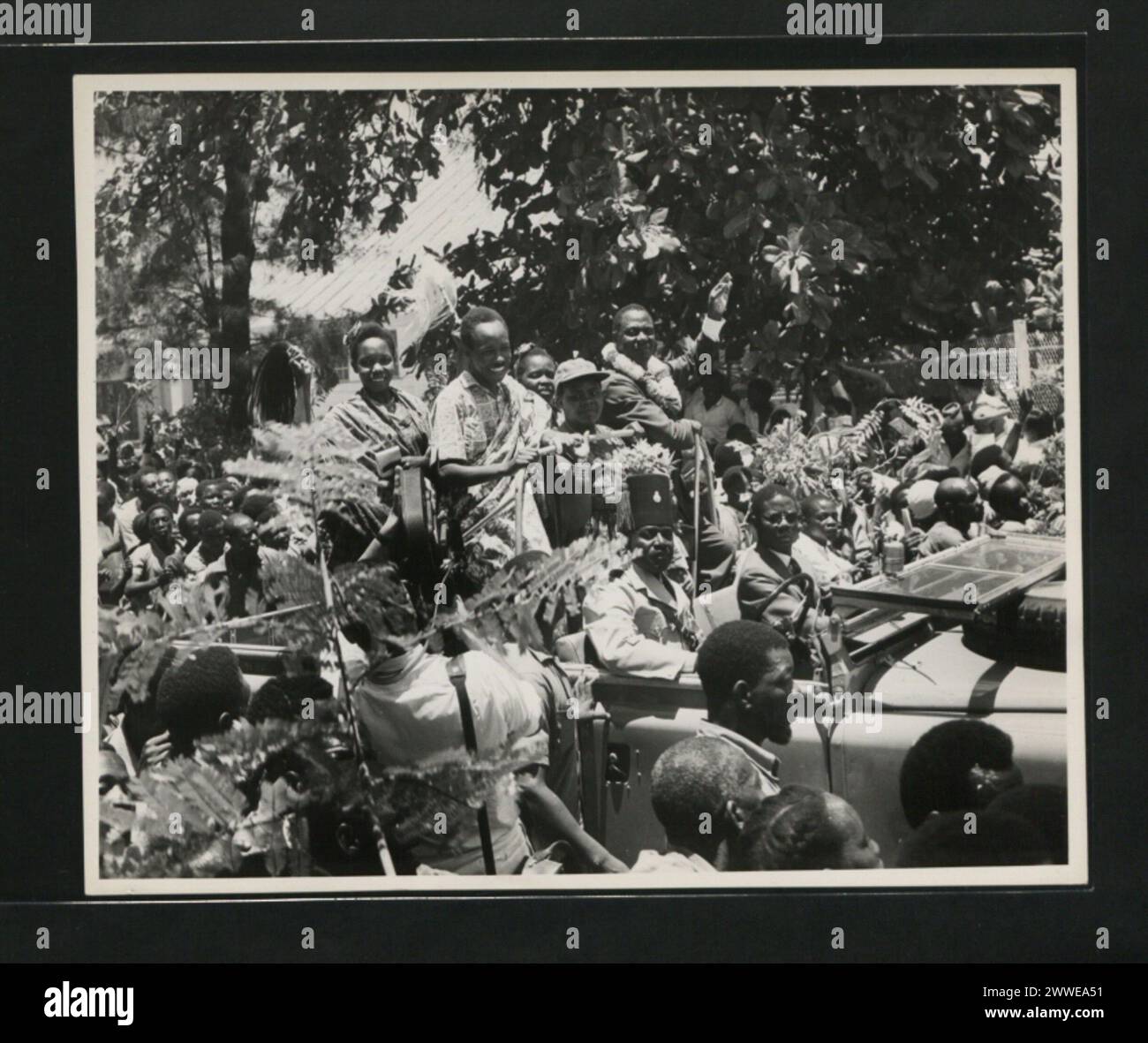 Description : les foules acclament Mr. Julius Nyerere alors qu'il traverse la ville le jour de Madaraka, c'est-à-dire le jour du gouvernement responsable. A sa droite se trouve sa sœur, à sa gauche Mrs T. Mohamed et Mr. John Rupia, vice-président de Tanu. Lieu : Tanganyika date : afrique des années 1960 Banque D'Images