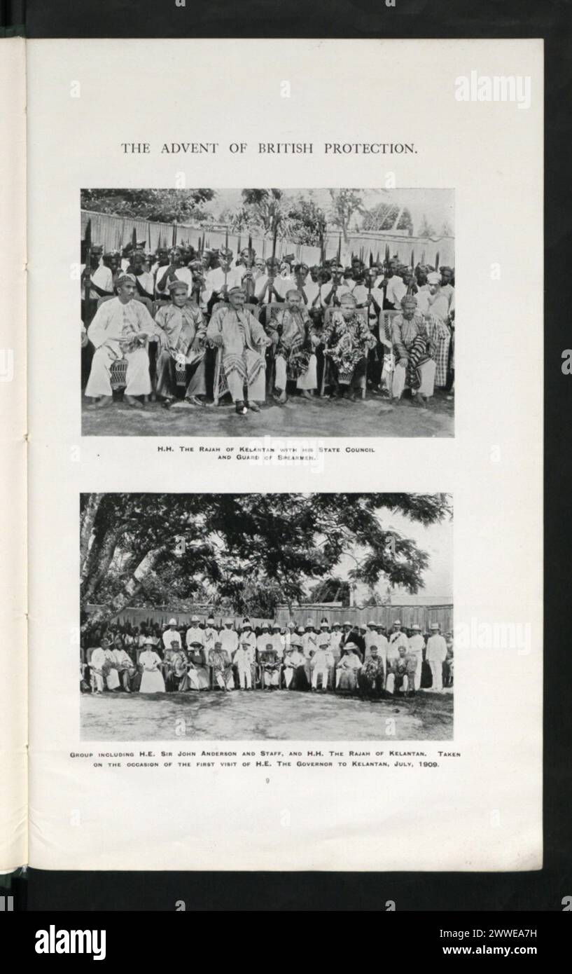 S.A.S. le Rajah de Kelantan est montré avec son Conseil d'État et la garde de Spearmen à Kelantan pendant la protection britannique, 1909-1910, y compris la première visite du gouverneur. Banque D'Images