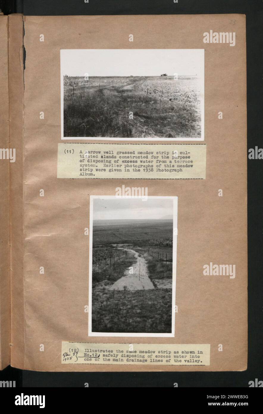 Une étroite bande de prairie gazonnée dans les terres cultivées canalise l'excès d'eau du système de terrasse dans le drainage de la vallée. Construit pour la gestion de l'eau en 1938. Banque D'Images