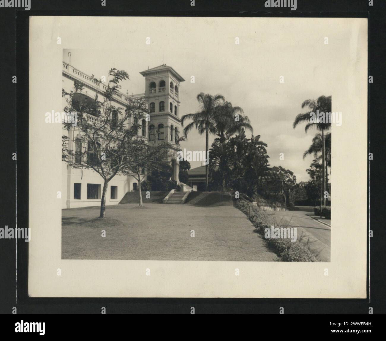 La photographie montre les extensions orientales d'un bâtiment à Brisbane, Queensland. Le jardin avant a été excavé, et les fenêtres inférieures appartiennent à la nouvelle salle de billard sous la salle de réception. Date : 26 août 1938. Banque D'Images