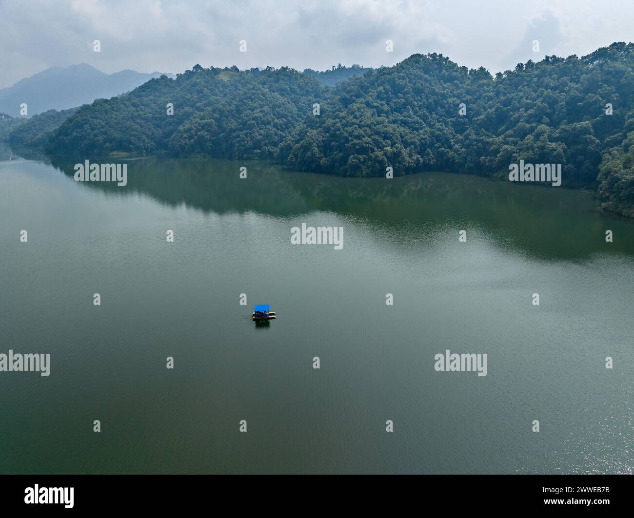 Vue aérienne du lac Begnas le troisième plus grand lac du Népal. Nature sauvage et arbres avec des maisons entourent le lac, bateaux népalais typiques dans l'eau Banque D'Images Vue aérienne du lac Begnas le troisième plus grand lac du Népal. Nature sauvage et arbres avec des maisons entourent le lac, bateaux népalais typiques dans l'eau Banque D'Images