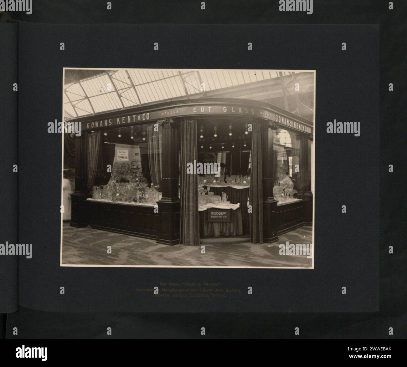 Le verre taillé étiqueté « fabriqué au Canada » est exposé au Manufacturers' and Liberal Arts Building lors de l'exposition nationale canadienne de 1905 à Toronto, mettant en valeur l'artisanat et le design. Banque D'Images
