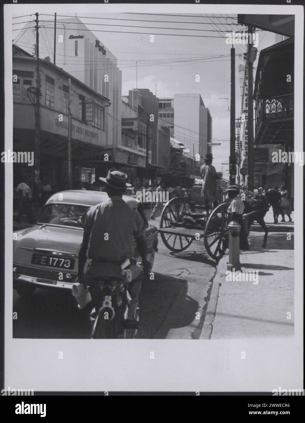 Frederick Street, la principale zone commerçante de Port of Spain, Trinité-et-Tobago, montrant les bâtiments commerciaux et l'activité urbaine en mars 1961. Banque D'Images