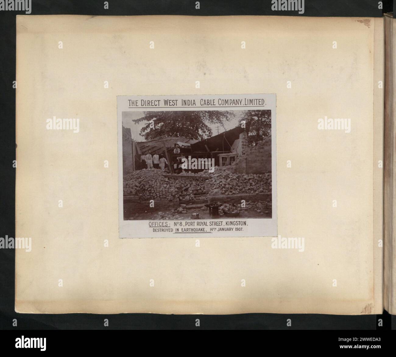 Description : Direct West India Cable Company.Limited. Bureaux : No 8, Port Royal Street, Kingston, détruit à Earthqauke, le 14 janvier 1907. Lieu : Kingston, Jamaïque date : 14 janvier 1907 jamaïque, caraïbes, caribbeanthrough alens Banque D'Images