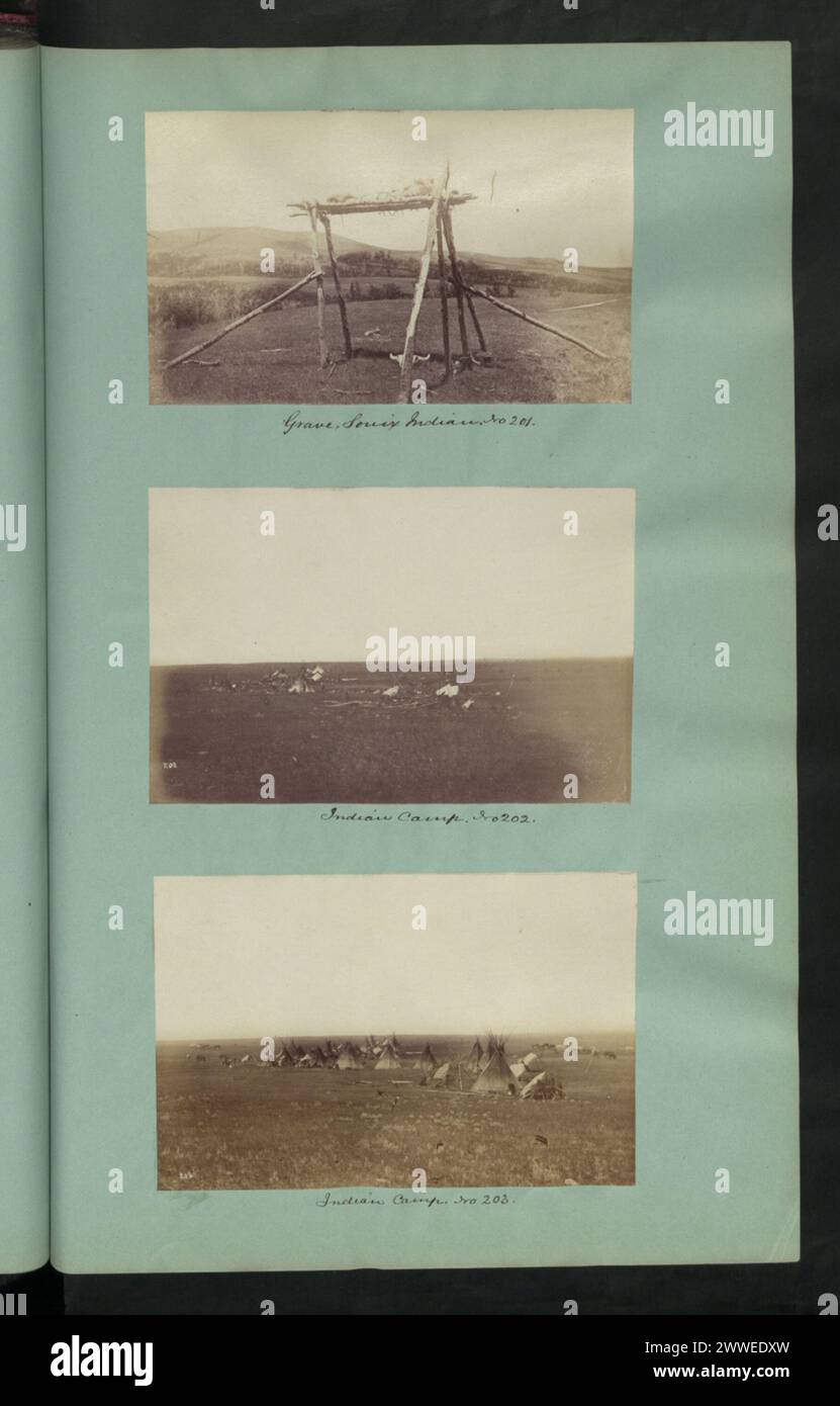 Photographie montrant une tombe indienne Sioux et un camp autochtone en 1876 au Canada et aux États-Unis, y compris des tentes, des terres et des structures communautaires. Banque D'Images