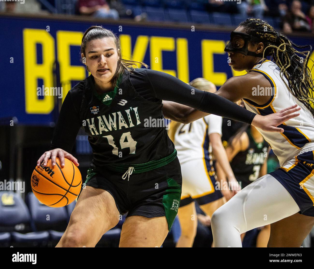 21 mars 2023 Berkeley, CA États-Unis Hawai'i Center Brooklyn Rewers (14) se dirige vers le cerceau lors du premier match de basket-ball féminin WBIT de la NCAA entre les Wahine Rainbow Wahine d'Hawaï et les Golden Bears de Californie. La Californie a battu Hawaii 65-60 at.Haas Pavilion Berkeley Calif. Thurman James/CSM Banque D'Images