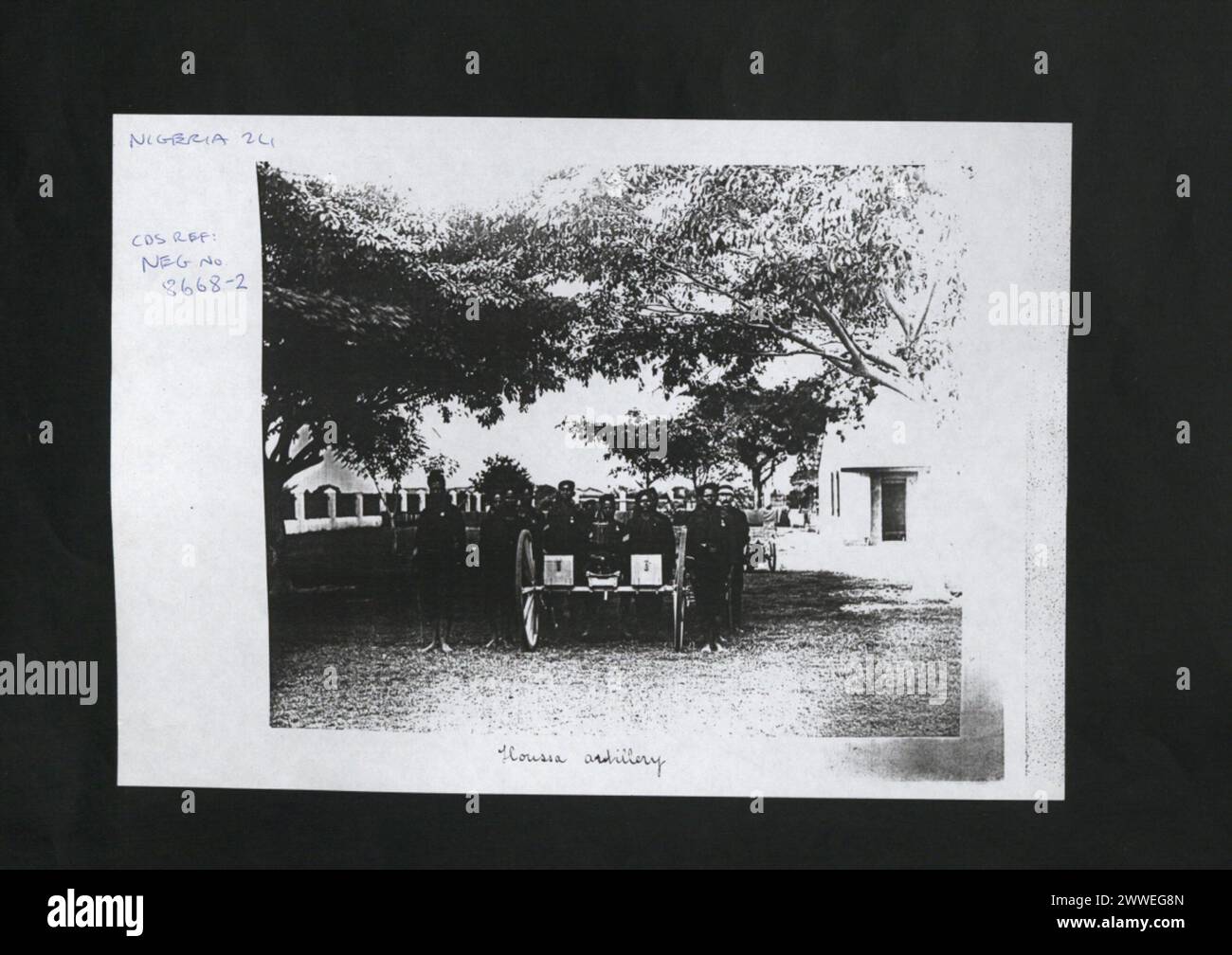 Artillerie Houssa montrant l'organisation militaire, le personnel et l'équipement d'artillerie dans le contexte colonial régional. Banque D'Images