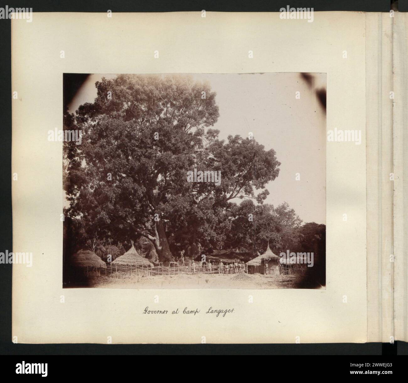 Des photographies représentent le Gouverneur au Camp Langager, montrant la présence officielle et les installations du camp sur place. Banque D'Images
