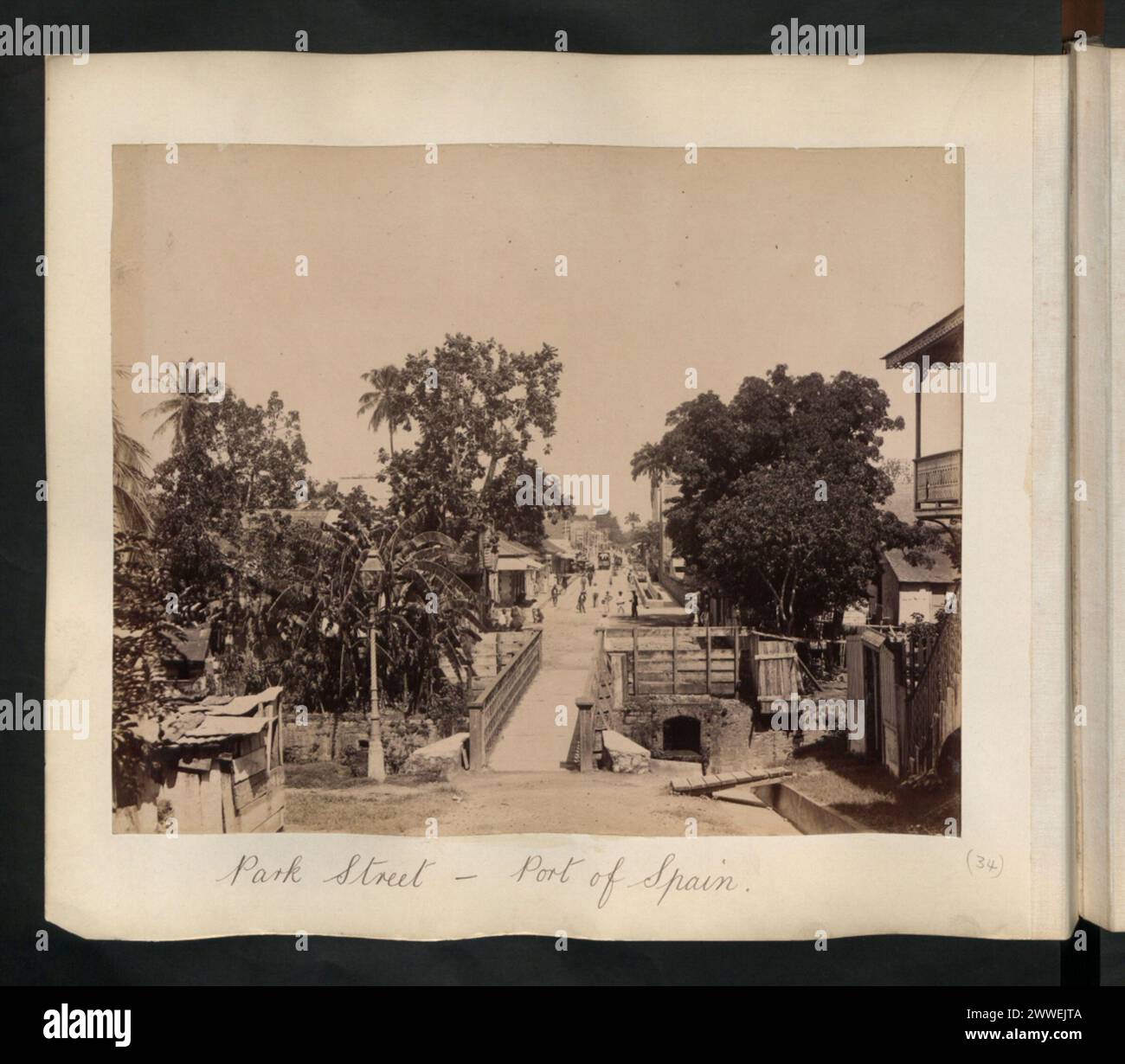 Vue de Park Street à Port of Spain, Trinité-et-Tobago, montrant les bâtiments urbains, le tracé des rues et l'activité du quartier entre 1870 et 1939. Banque D'Images