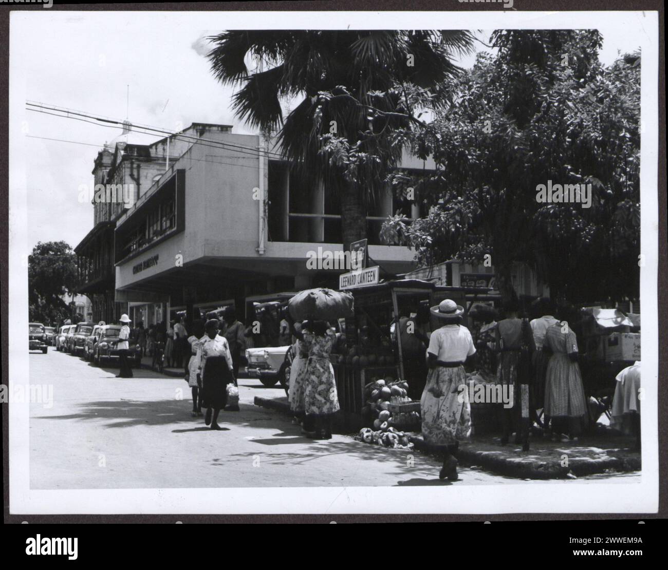 Rue à l'extérieur du terminus de bus Lower Green à Bridgetown, Barbade, montrant la route, les bâtiments, les véhicules, et urbanisme en 1960. Banque D'Images