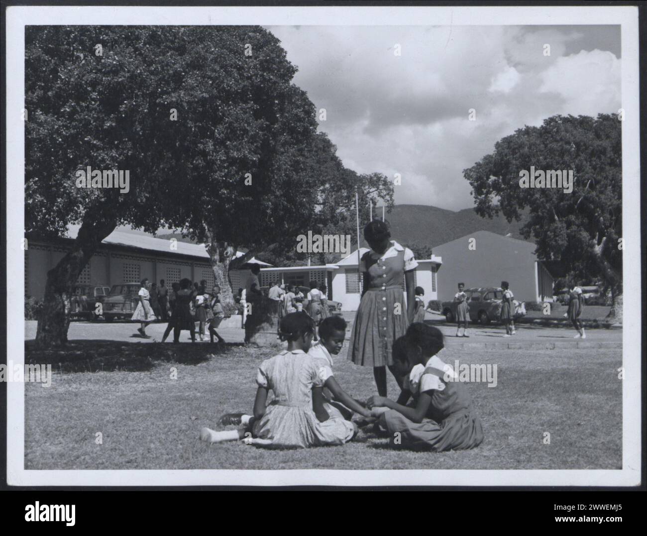 Les élèves de l'école primaire et secondaire de Vauxhall, Kingston (Jamaïque), en avril 1961, ont participé à des activités scolaires en plein air, montrant l'agencement de l'école et l'interaction entre les élèves. Banque D'Images