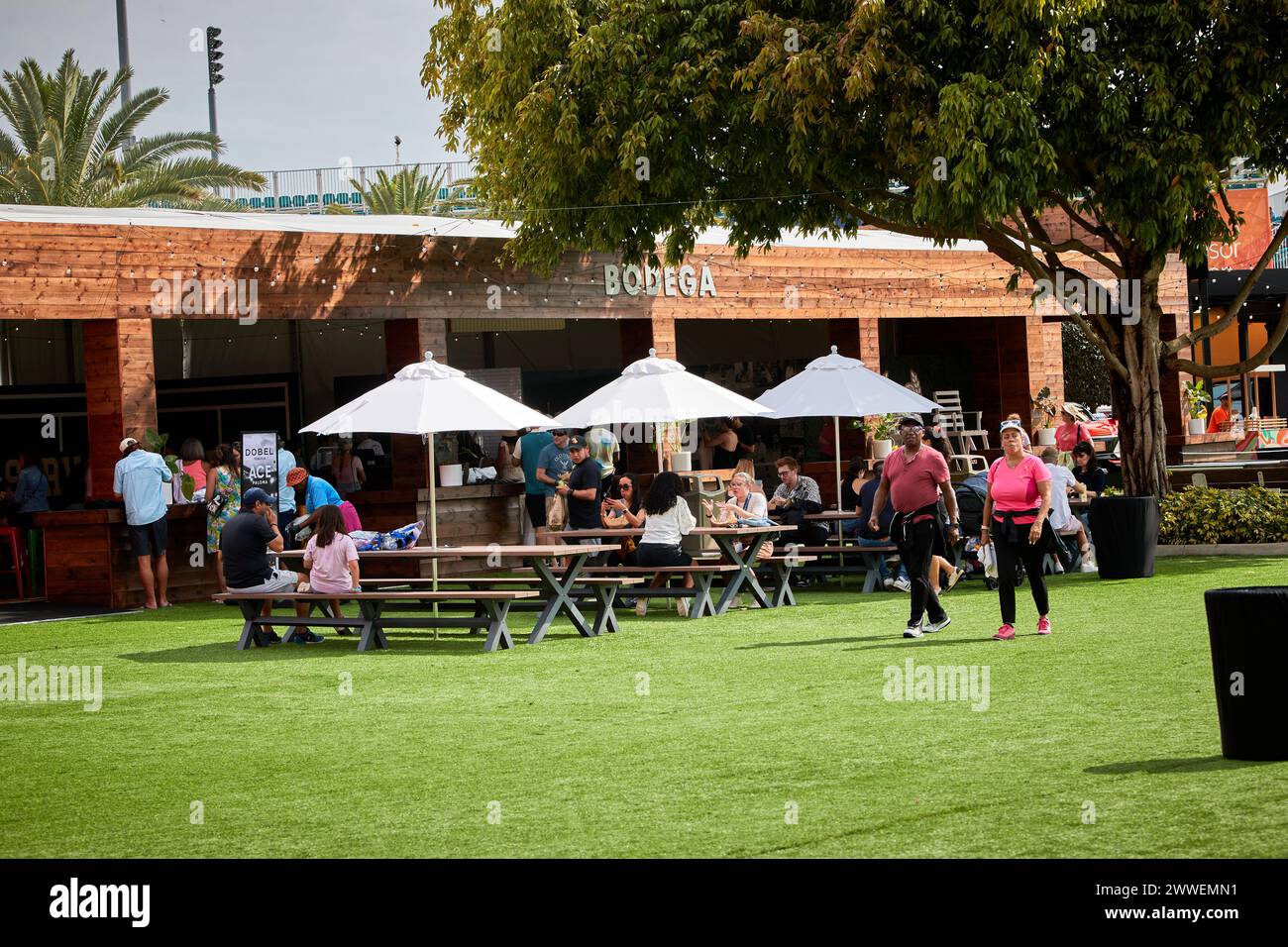 Miami Gardens, Floride, États-Unis. 23 mars 2024. 2024 Miami Open Walk Through, de nombreux gens et fans de tennis ont visité l'événement de tennis le plus populaire. Crédit : Yaroslav Sabitov/YES Market Media/Alamy Live News. Banque D'Images