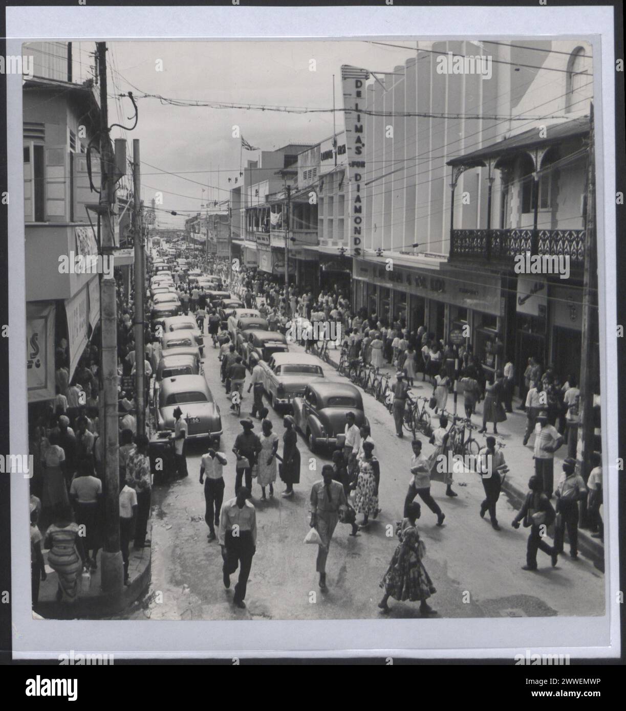 Frederick Street, principale rue commerçante de Port of Spain, Trinité-et-Tobago, vers 1950, montrant des bâtiments commerciaux, des piétons, et l'activité urbaine de rue. Banque D'Images