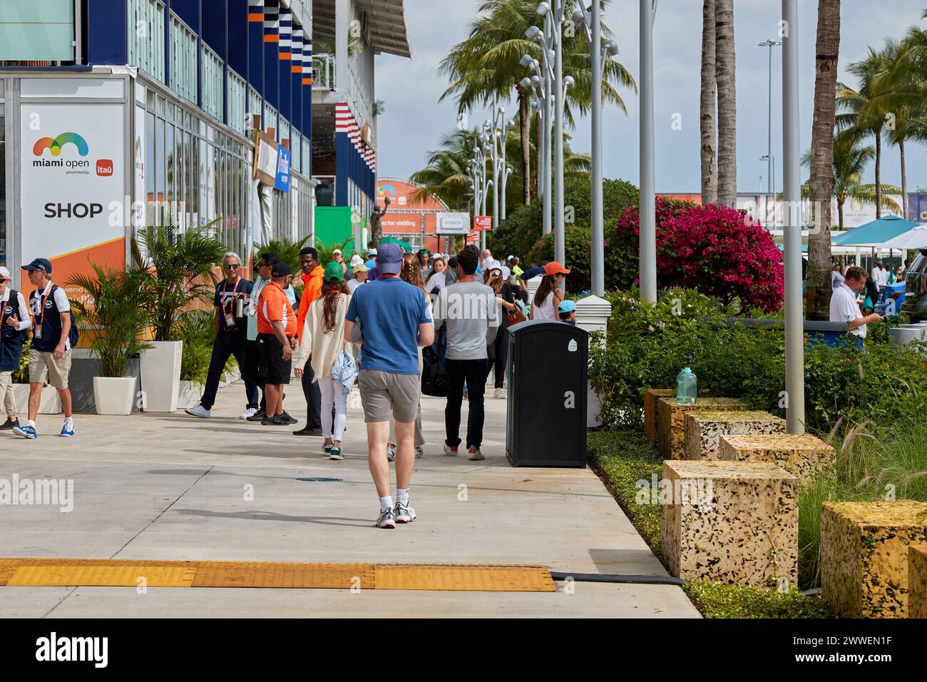 Miami Gardens, Floride, États-Unis. 23 mars 2024. 2024 Miami Open Walk Through, de nombreux gens et fans de tennis ont visité l'événement de tennis le plus populaire. Crédit : Yaroslav Sabitov/YES Market Media/Alamy Live News. Banque D'Images