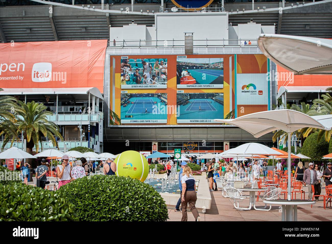 Miami Gardens, Floride, États-Unis. 23 mars 2024. 2024 Miami Open Walk Through, de nombreux gens et fans de tennis ont visité l'événement de tennis le plus populaire. Crédit : Yaroslav Sabitov/YES Market Media/Alamy Live News. Banque D'Images