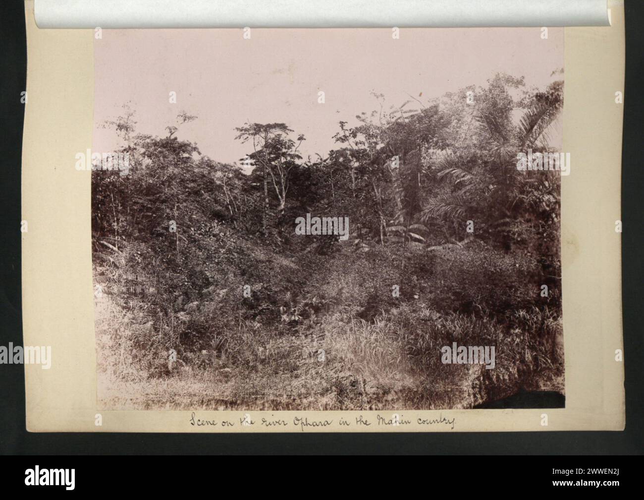 Scène représentant la rivière Ophana dans le pays Mahin, montrant les berges, le débit d'eau et le paysage environnant. Banque D'Images