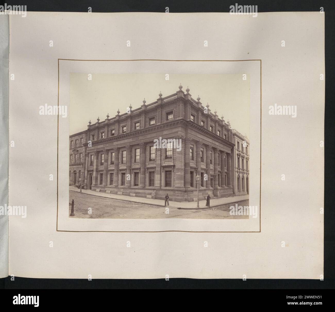 Photographie de la commercial Bank située sur George Street à Sydney, Australie, prise en 1873, montrant le bâtiment de la banque et le paysage urbain environnant. Banque D'Images