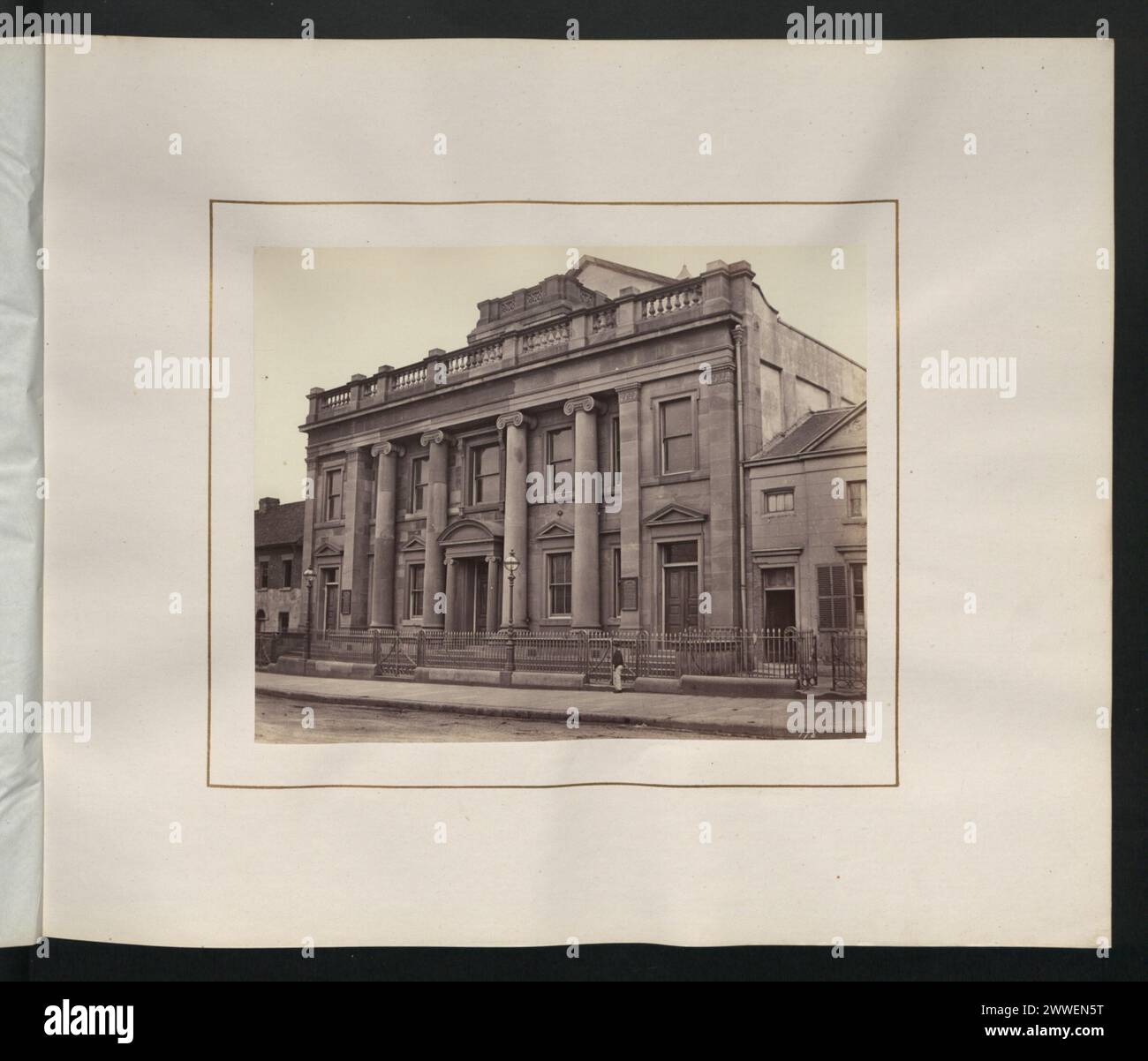 Église congrégationaliste sur Pitt Street, Sydney, Australie, documentée en 1873, montrant la construction de l'église et le cadre des rues. Banque D'Images