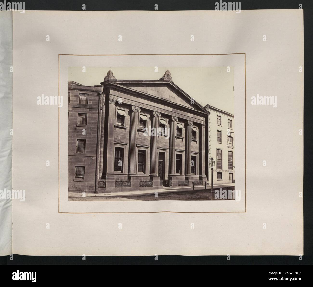 Photographie de la Banque orientale située sur Pitt Street à Sydney, Australie, prise en 1873, montrant le bâtiment de la banque et le paysage de rue. Banque D'Images