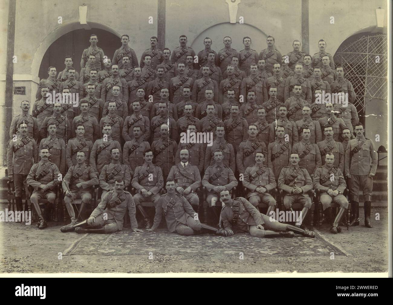 Photographie d'une collection privée représentant des soldats du 12e Lancers (Prince de Galles) pendant la première Guerre mondiale, illustrant des rôles de cavalerie et des uniformes militaires. Banque D'Images