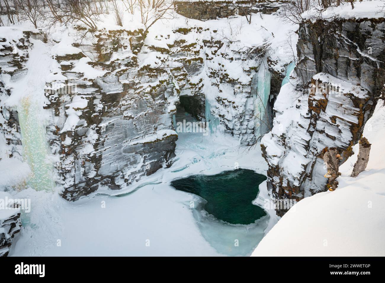 Glaçons de cascades gelées dans la gorge d'Abiskojakka dans le parc national d'Abisko, au nord de la Suède. Banque D'Images