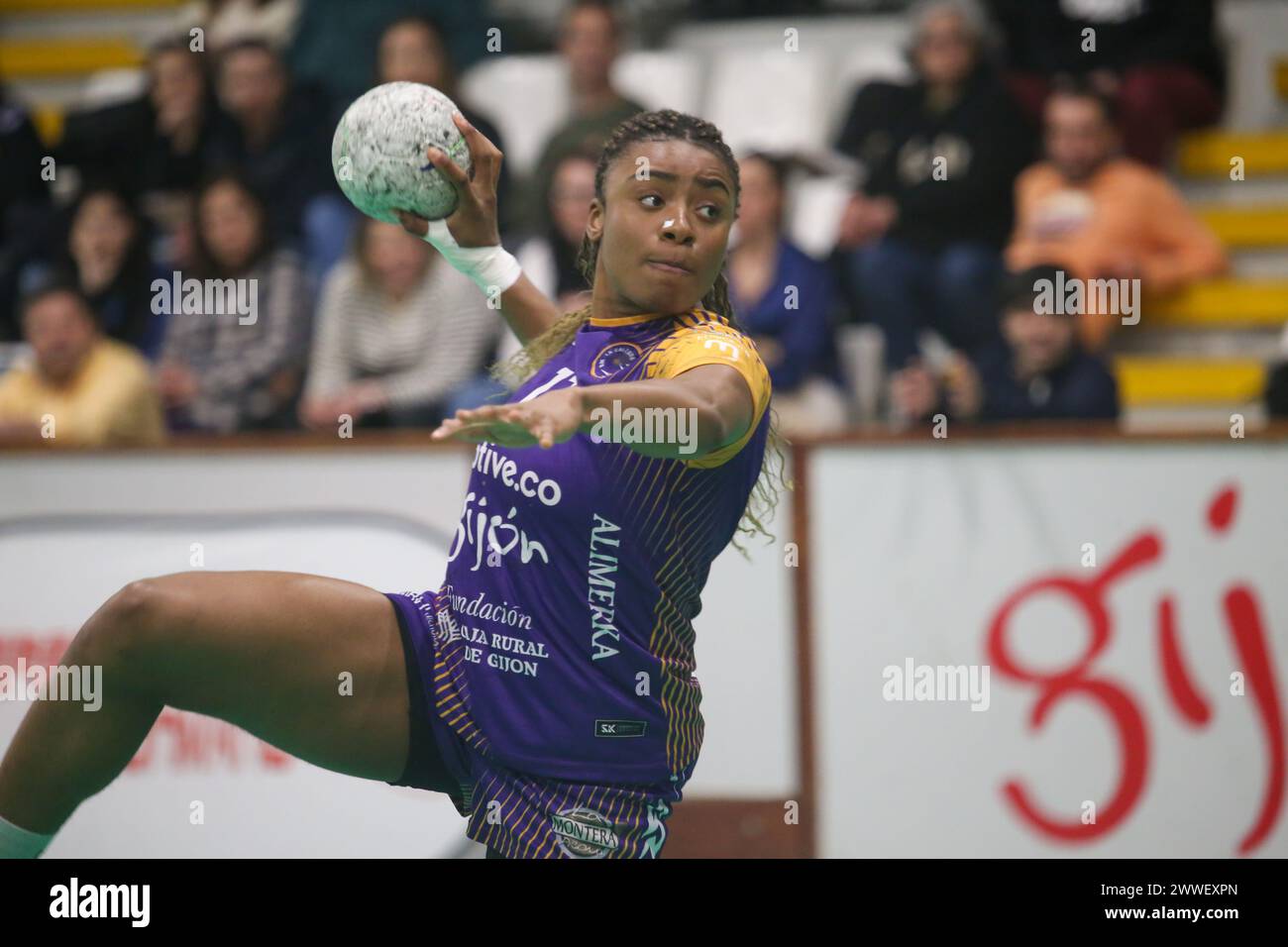 Gijón, Espagne, 23 mars 2024 : la joueuse de motive.co Gijón Balonmano la Calzada, Lisa Chiazgozie (17 ans) lance un sept mètres lors de la 22ème journée de la Liga Guerreras Iberdrola 2023-24 entre motive.co Gijón Balonmano la Calzada et le KH-7 BM. Granollers, le 23 mars 2024, au Pavillon la Arena, à Gijón, Espagne. Crédit : Alberto Brevers / Alamy Live News. Banque D'Images