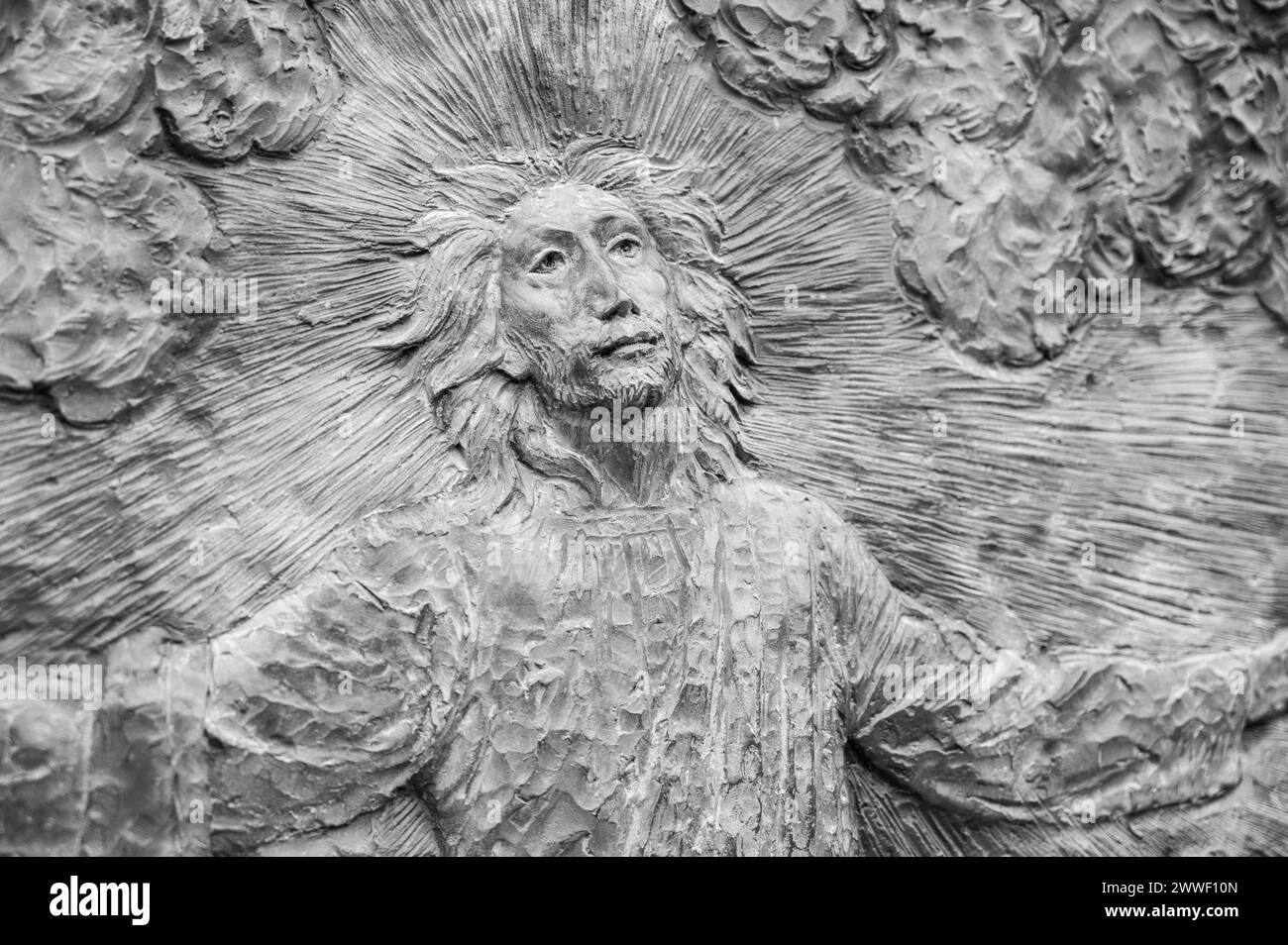 L’Ascension de Jésus – deuxième mystère glorieux du Rosaire. Sculpture en relief sur le mont Podbrdo (la colline des apparitions) à Medjugorje. Banque D'Images