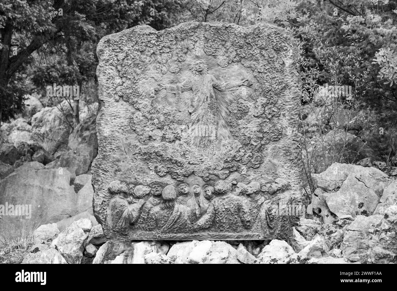 L’Ascension de Jésus – deuxième mystère glorieux du Rosaire. Sculpture en relief sur le mont Podbrdo (la colline des apparitions) à Medjugorje. Banque D'Images