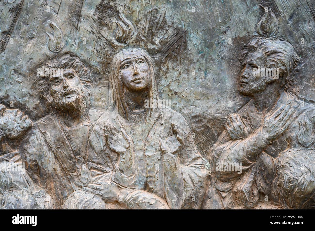 La descente du Saint-esprit – troisième mystère glorieux du Rosaire. Sculpture en relief sur le mont Podbrdo (la colline des apparitions) à Medjugorje. Banque D'Images